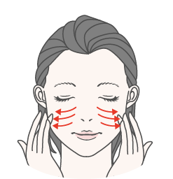 鼻側からフェイスラインに向かって一方向に塗りのばします